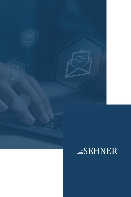 Kontakt_pic Nahaufnahme einer Hand, die auf einer Laptop-Tastatur tippt, mit digitalen Symbolen von Dokumenten und einem E-Mail-Umschlag, die darüber schweben, überlagert von einem dunkelblauen Panel mit dem Text „SEHNER“.